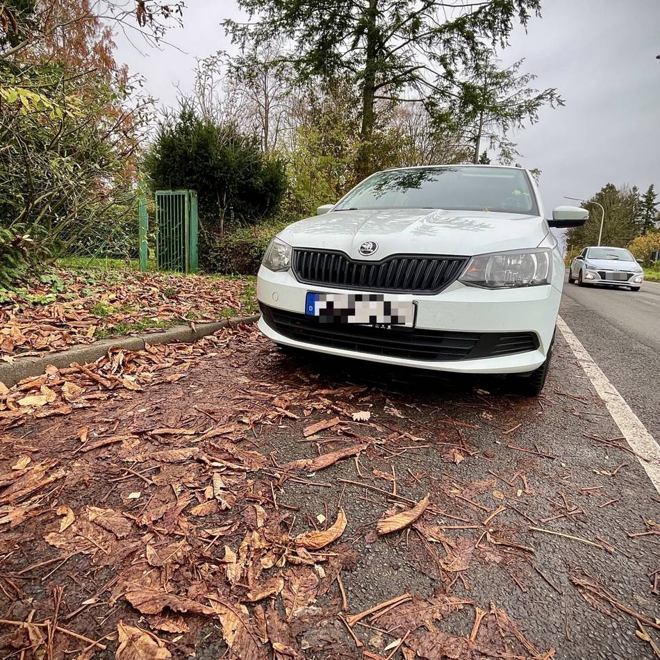 Verkehr in Mönchengladbach: Ärger über blockierten Parkstreifen an Friedhof