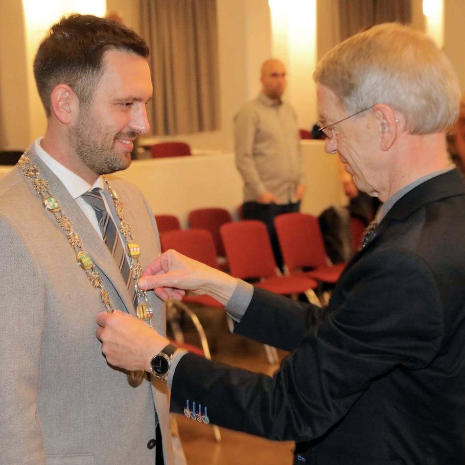 Konstituierende Ratssitzung in Rheinberg: Neuer Bürgermeister drückt gleich auf die Tube
