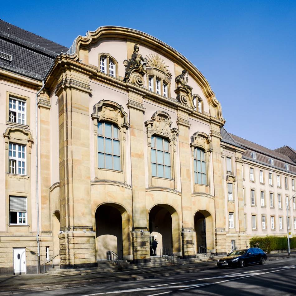 Wirtschaftsstrafkammer in Mönchengladbach: Zwei Männer sollen Anleger um 2,5 Millionen Euro geschädigt haben