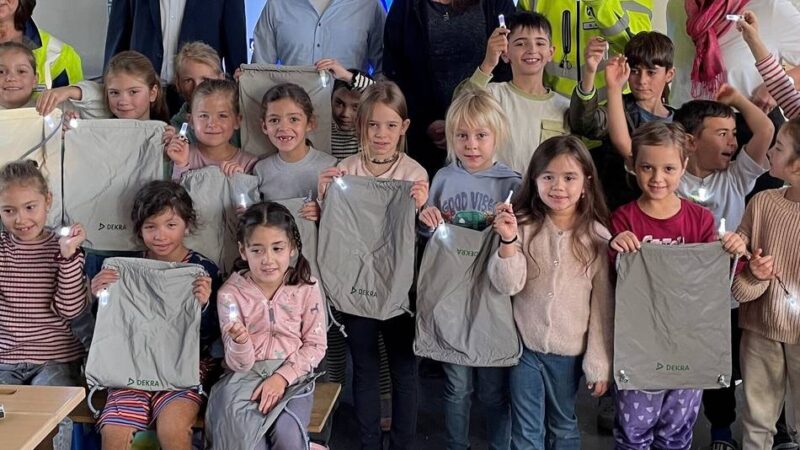 Elternhaltestellen in Langenfeld: LED-Blinkis 2.0 für alle Schüler der Grundschule „Am Brückentor“