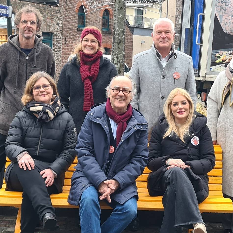 Bänke in Orange in Kempen aufgestellt: Kein Platz für Gewalt an Frauen