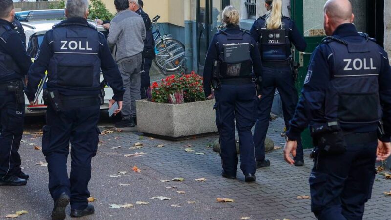 Einsatz in Krefeld: Zoll-Razzia wegen Schwarzarbeit