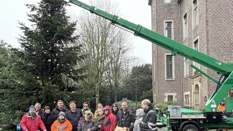Lebenshilfe Kreis Viersen: „Unser Haus“-Bewohner schmücken Weihnachtsbaum am Schloss Neersen