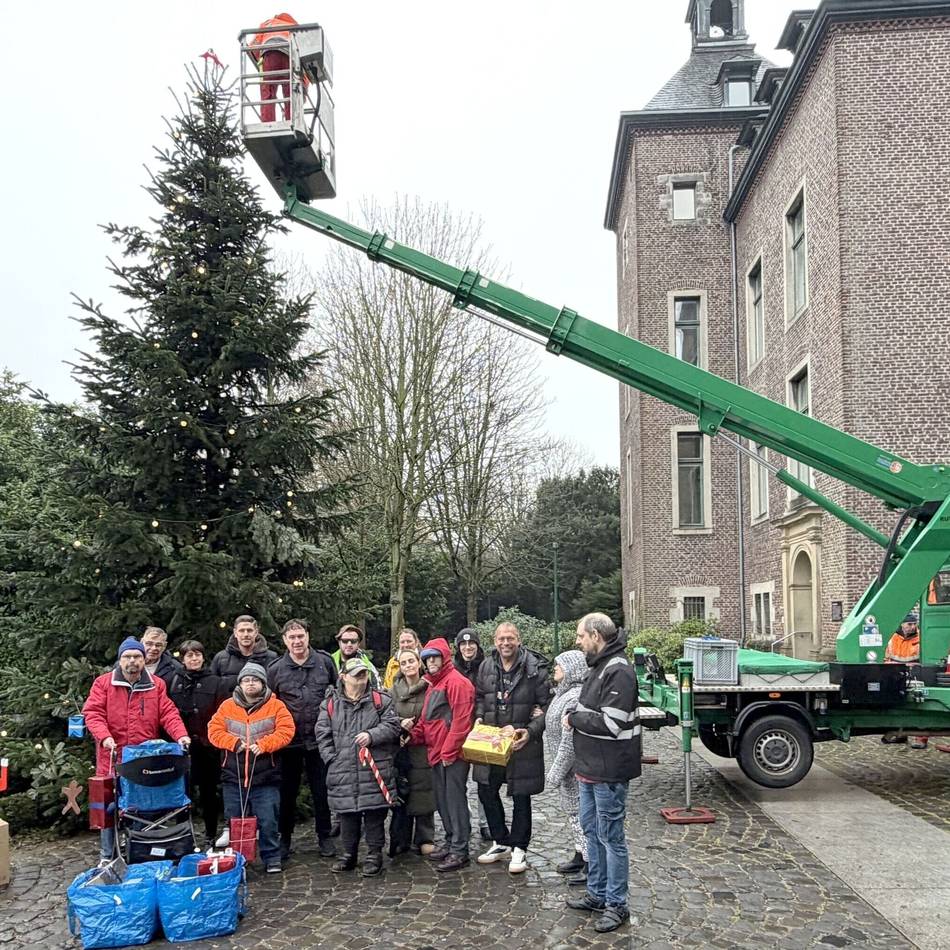 Lebenshilfe Kreis Viersen: „Unser Haus“-Bewohner schmücken Weihnachtsbaum am Schloss Neersen