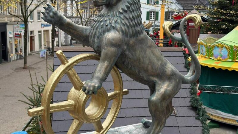 Am Ratinger Markt: Der Löwe 
hat wieder 
eine Zunge