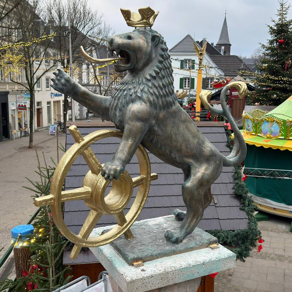 Am Ratinger Markt: Der Löwe 
hat wieder 
eine Zunge