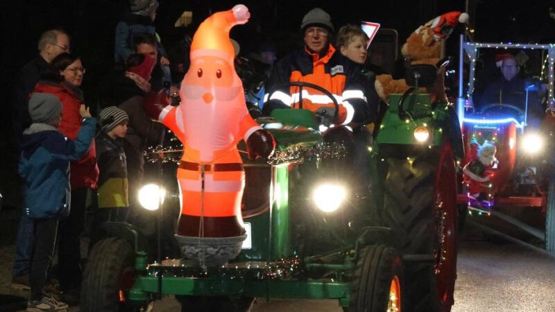 Treckerfahrt in Gustorf und Gindorf: Alte Schlepper bringen Lichtermeer ins Doppeldorf