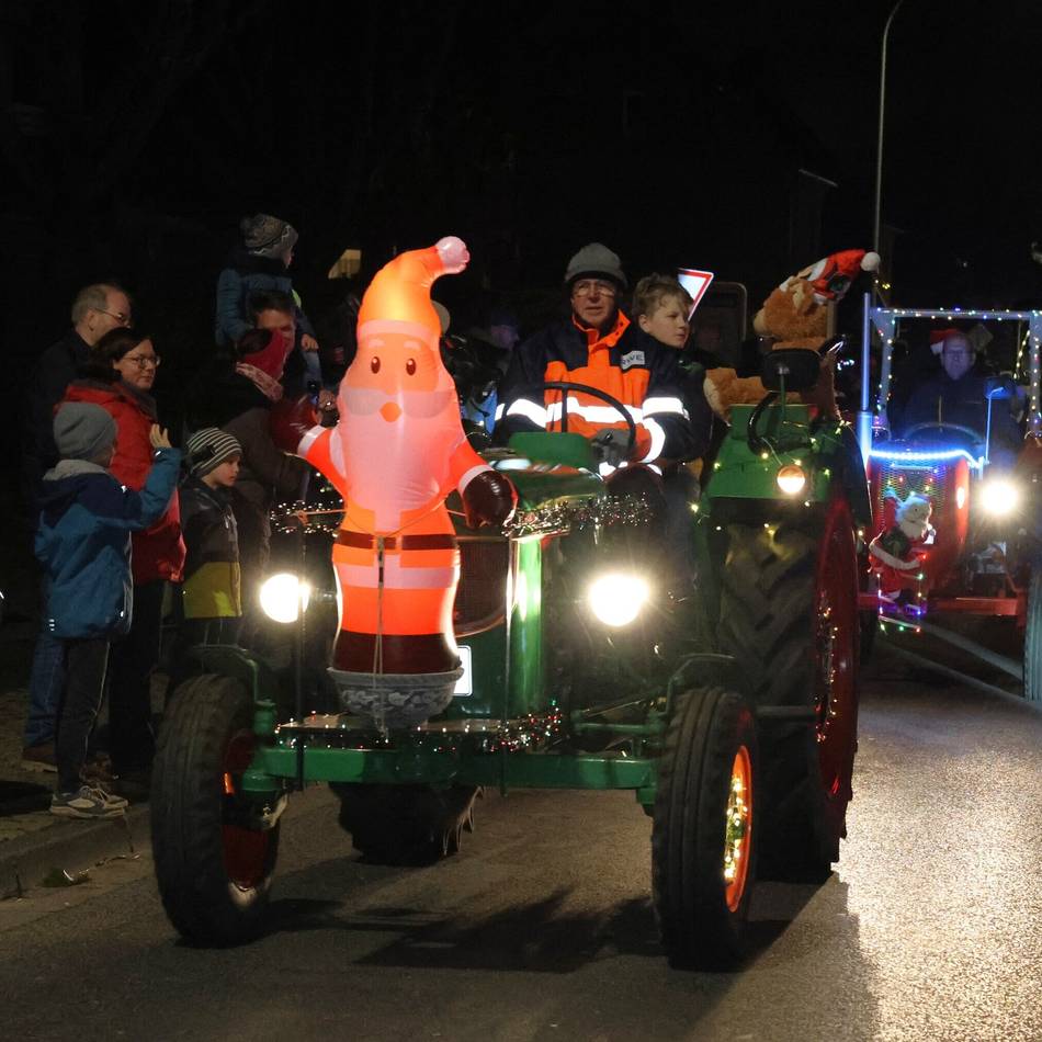 Treckerfahrt in Gustorf und Gindorf: Alte Schlepper bringen Lichtermeer ins Doppeldorf