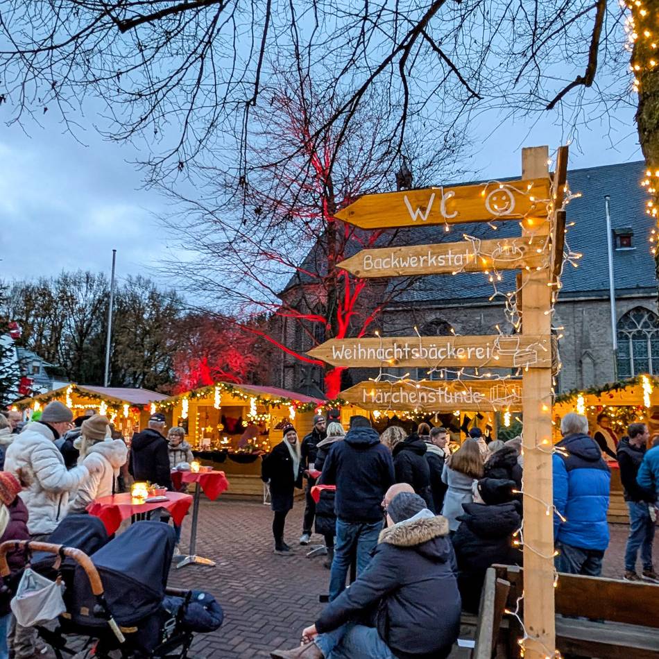 Weihnachtsmärkte in Born und Amern: Glühwein, Krippenfiguren und tierischer Winterwald