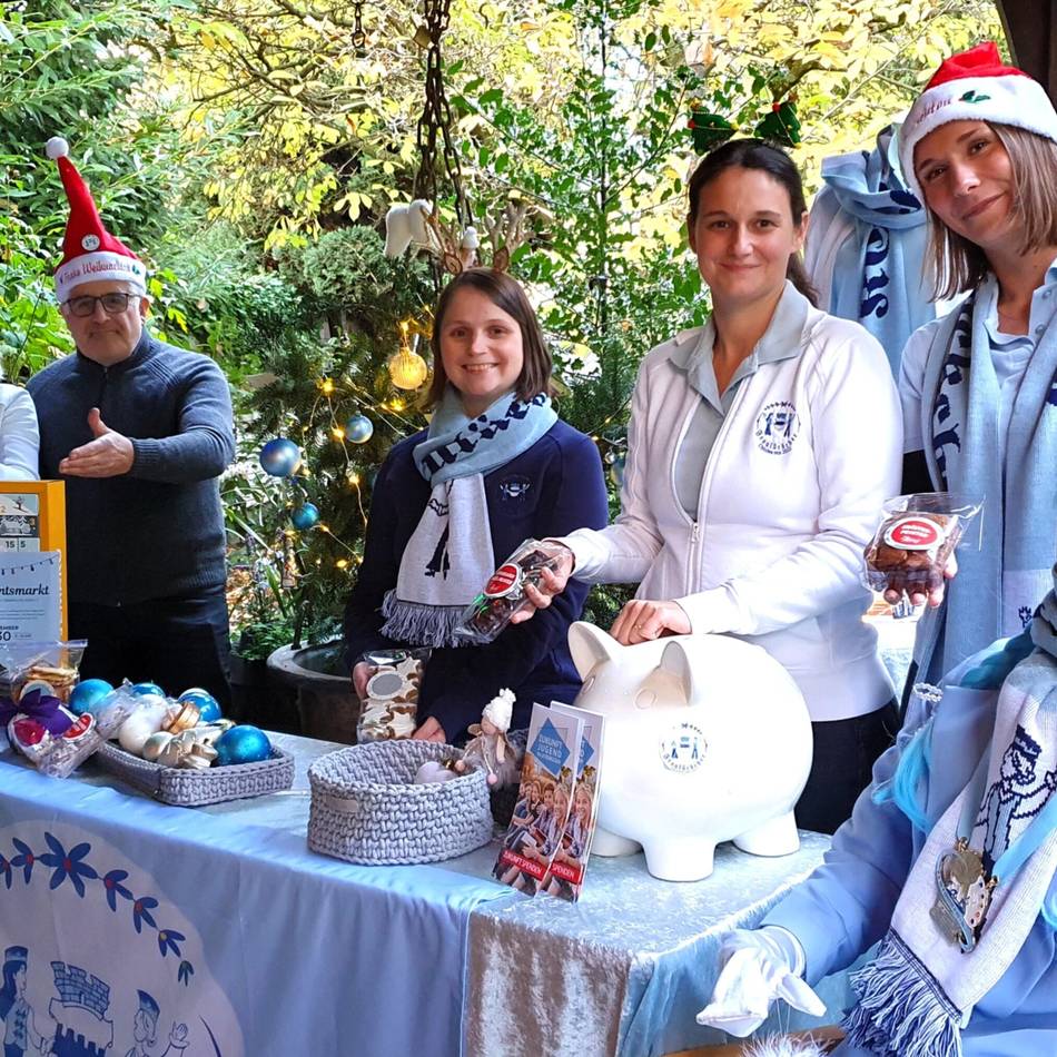 Premiere in Leverkusen: Jecke Fraulückcher stellen Adventsmarkt auf die Beine