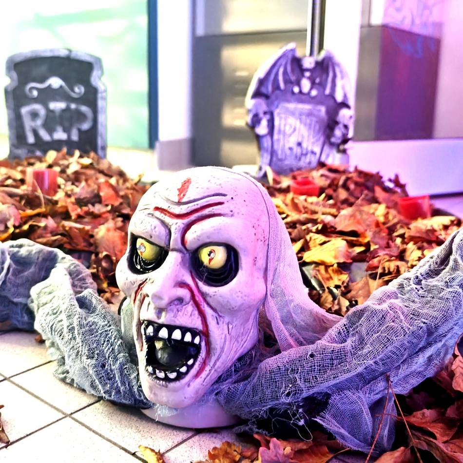 Aktion zu Halloween: „Blutige Nacht“ im Brüggener Hallenbad