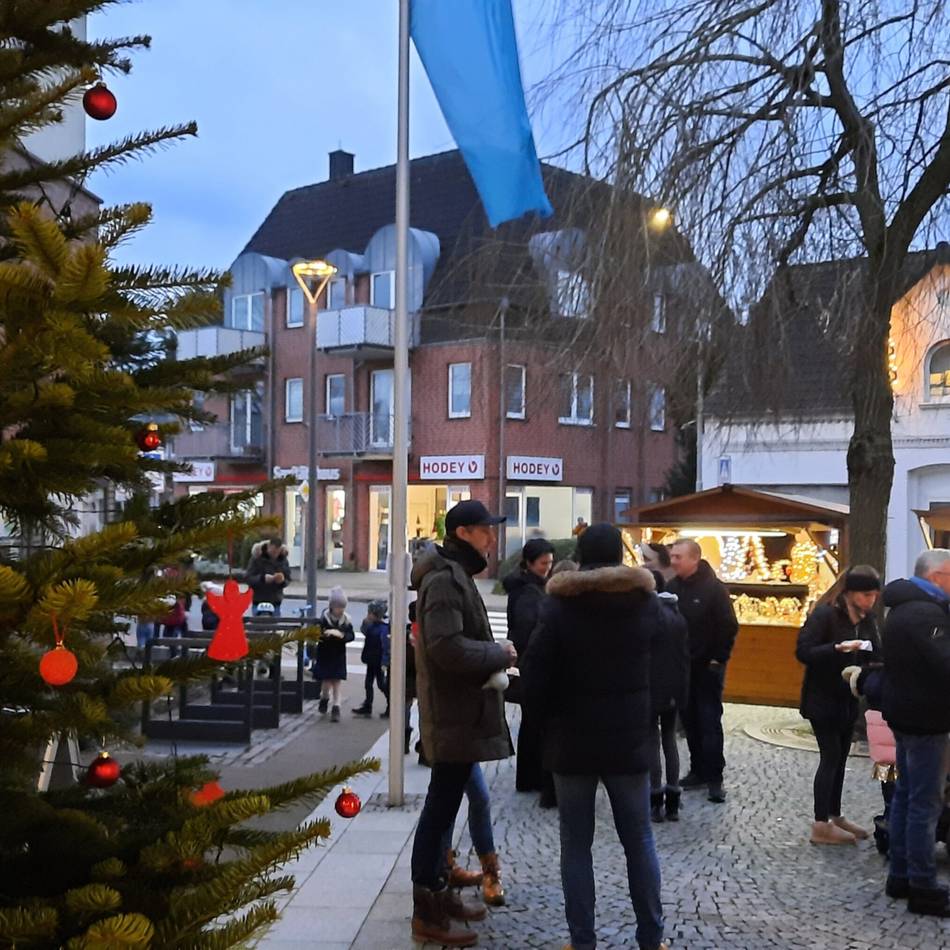 Nikolausmarkt im und am Rathaus: Alpen verwandelt sich in ein Weihnachtsdorf