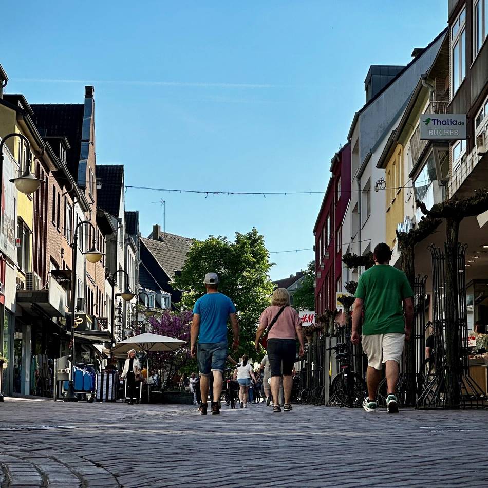 Kameras filmten Diebe bei der Tat: Einbrecher stehlen Tresor aus Bäckerei in der Innenstadt