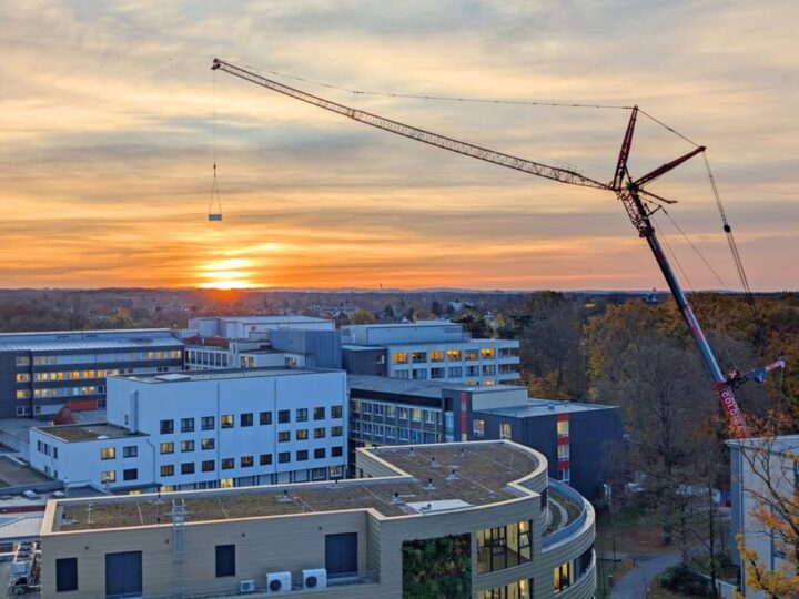 Erweiterung am Großkrankenhaus in Leverkusen: Kranballett am Klinikum