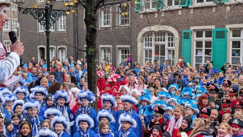 Karneval in Düsseldorf: Kinder-Hoppeditz erwacht vor 1000 Nachwuchsjecken
