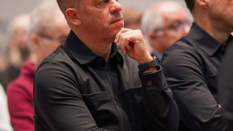 Großes Interesse an Fortuna-Mitgliederversammlung: Erst Gelächter, dann Applaus für die Mannschaft – Vorstand übt Selbstkritik