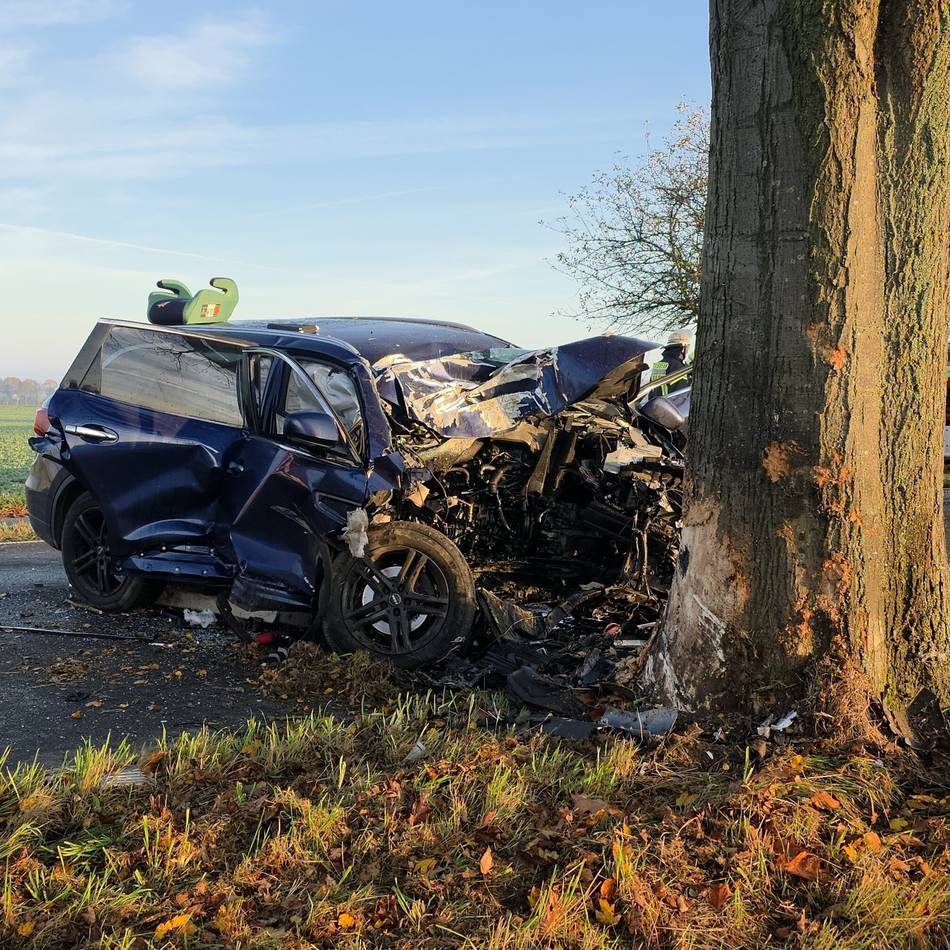 L 227 zwischen Hückelhoven und Erkelenz: 39-Jähriger prallt gegen Baum und stirbt