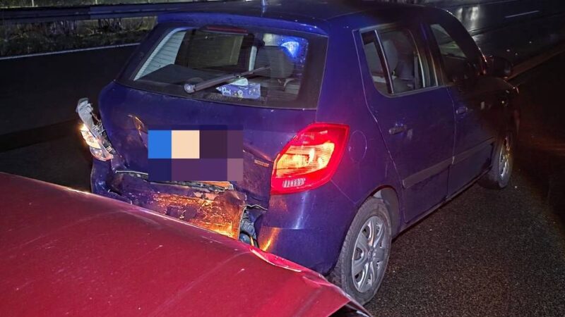 A46 / Höhe Parkplatz Herrather Linde: Zwei Leichtverletzte nach schwerem Auffahrunfall