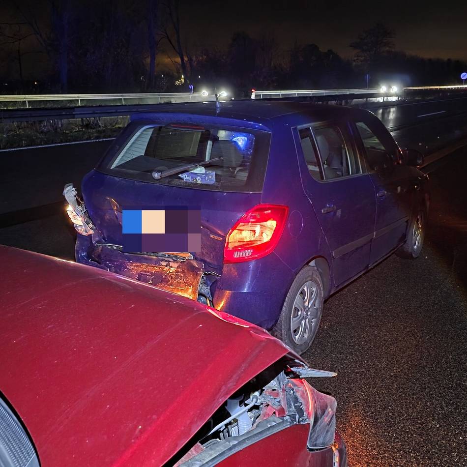 A46 / Höhe Parkplatz Herrather Linde: Zwei Leichtverletzte nach schwerem Auffahrunfall