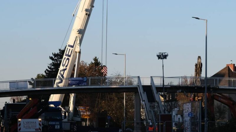 Marodes Bauwerk in Mönchengladbach: Brückenabriss an Theodor-Heuss-Straße hat begonnen – Straße gesperrt