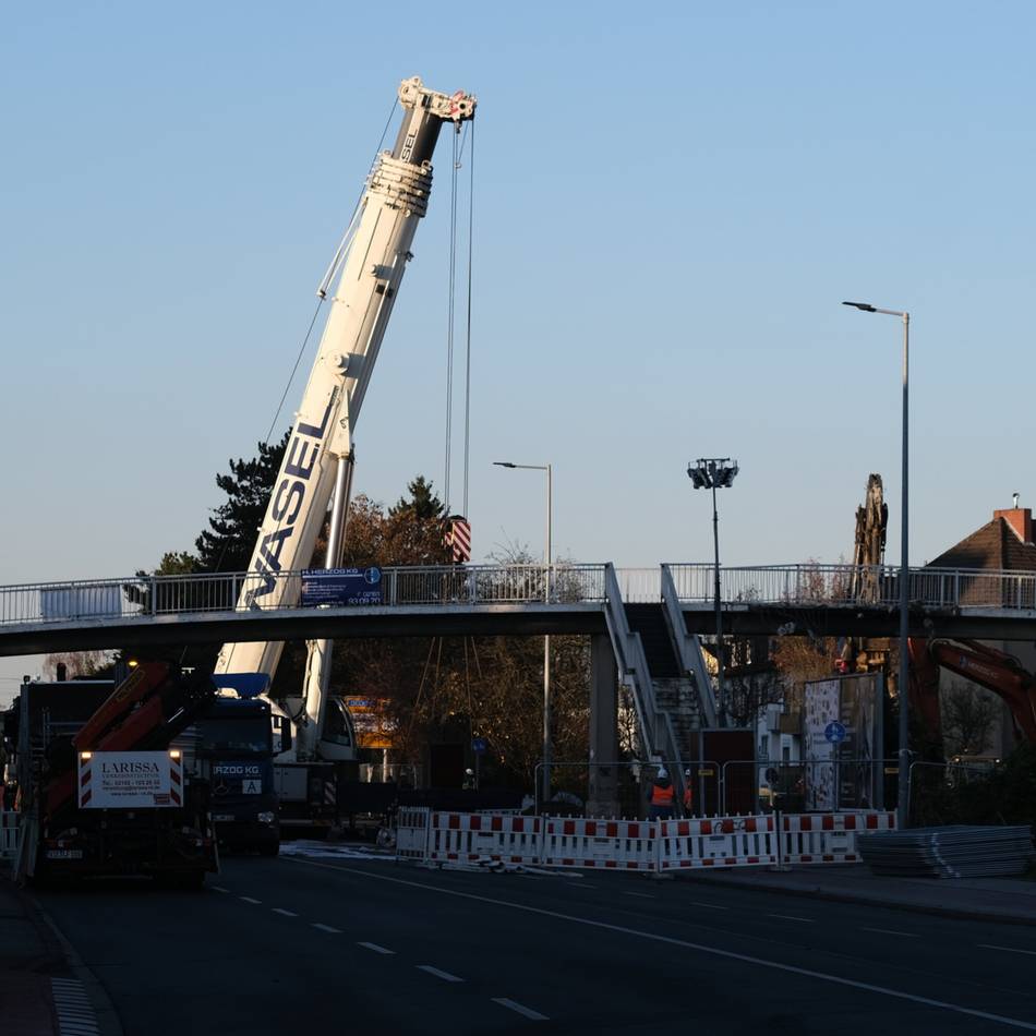 Marodes Bauwerk in Mönchengladbach: Brückenabriss an Theodor-Heuss-Straße hat begonnen – Straße gesperrt
