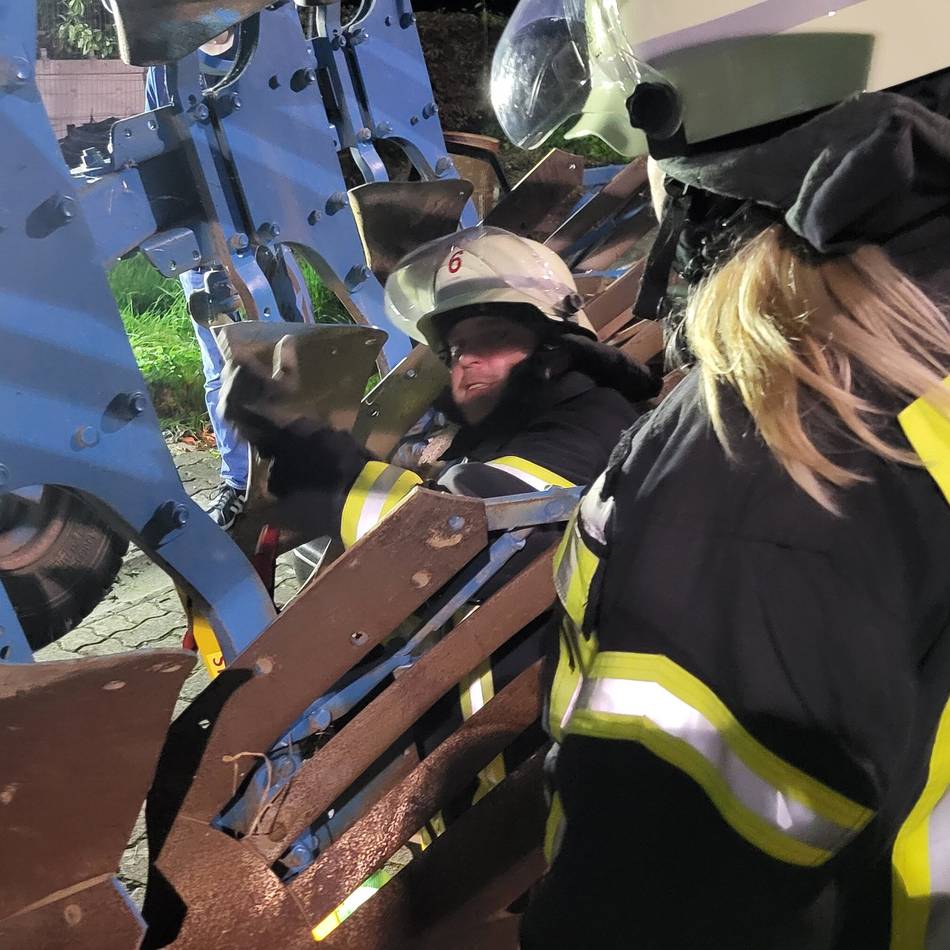 Auffahrunfall mit Trecker und Pflug: Dormagener Einsatzkräfte proben den Ernstfall