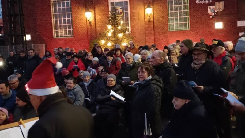 7. Dezember in Neersen: Adventssingen vor dem Wahlefeldsaal