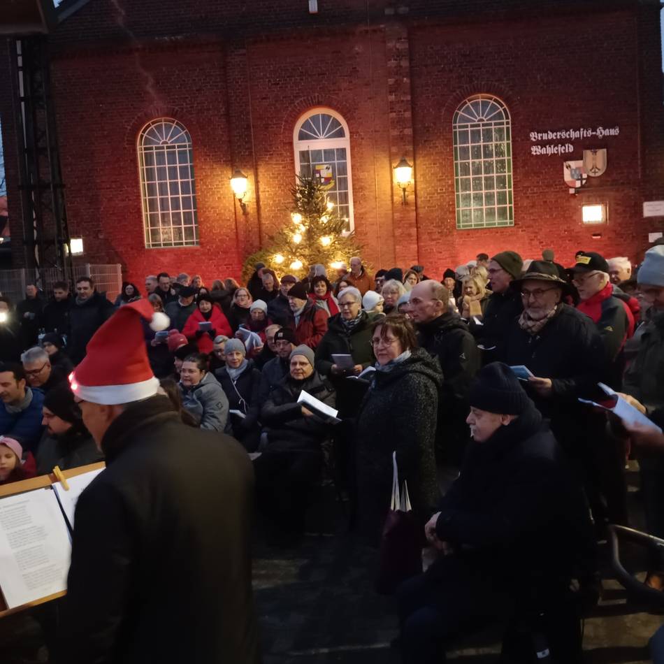 7. Dezember in Neersen: Adventssingen vor dem Wahlefeldsaal