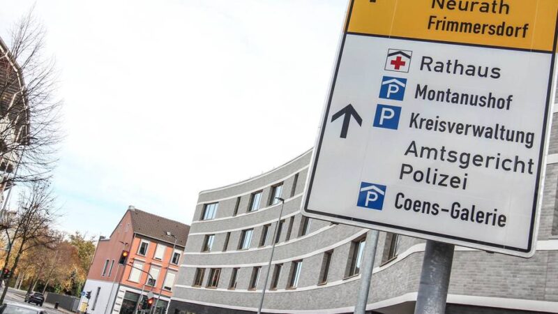 Verkehrsschild an der Montzstraße: Über diesen Wegweiser schmunzelt ganz Grevenbroich