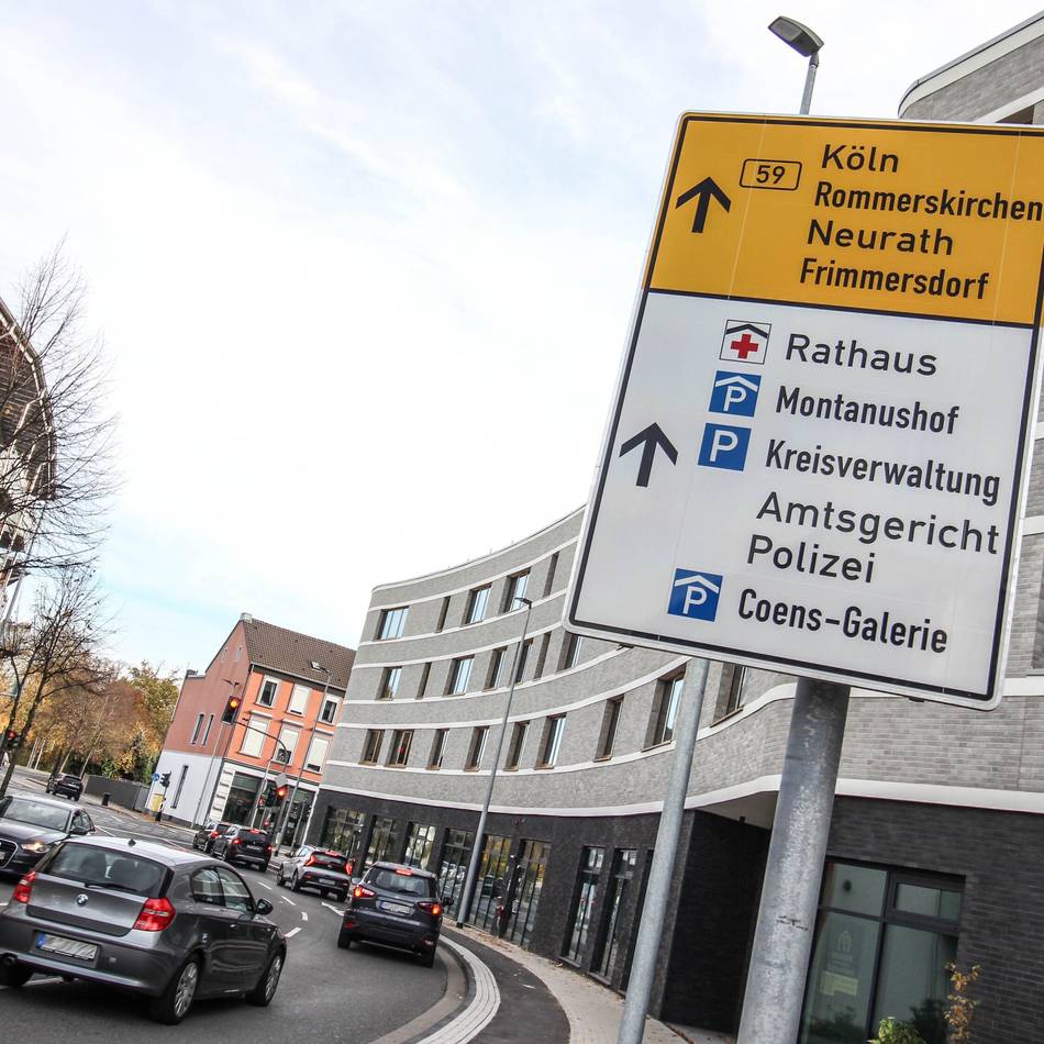 Verkehrsschild an der Montzstraße: Über diesen Wegweiser schmunzelt ganz Grevenbroich
