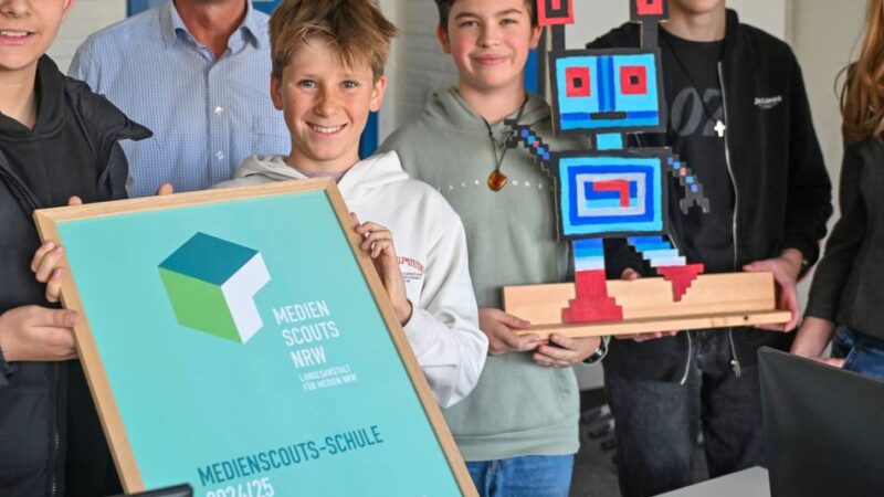 Schutz von Kindern und Jugendlichen im Internet: St.-Bernhard-Gymnasium als Medienscouts-Schule ausgezeichnet