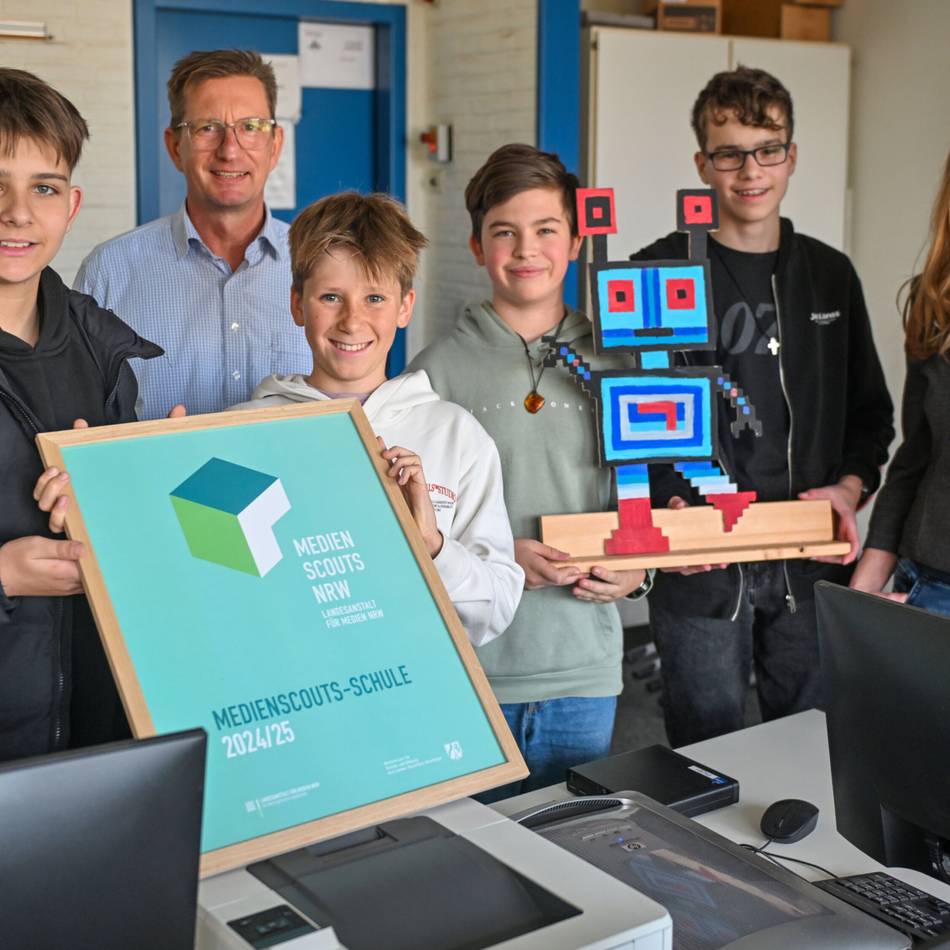 Schutz von Kindern und Jugendlichen im Internet: St.-Bernhard-Gymnasium als Medienscouts-Schule ausgezeichnet