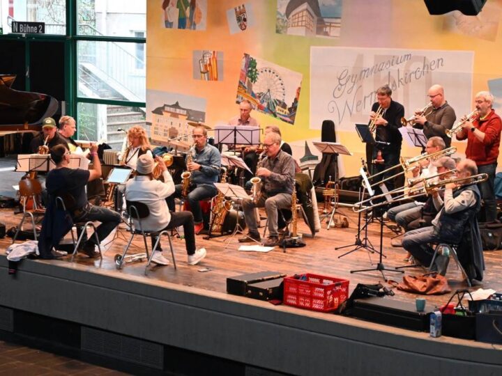 Bigband gibt Jahreskonzert in Wermelskirchen: „Brasshoppers“ spielen auf Augenhöhe mit Stargast