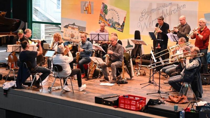 Bigband gibt Jahreskonzert in Wermelskirchen: „Brasshoppers“ spielen auf Augenhöhe mit Stargast