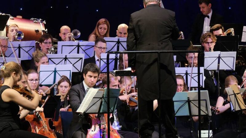 Konzertabend des Kulturkreises Hösel: Chris Hopkins bringt „Swing Classics & Christmas“ nach Hösel