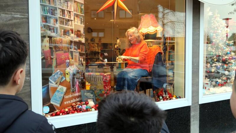 In Voerde-Friedrichsfeld: Im Schaufenster einer Buchhandlung – Autorin schreibt öffentlich an ihrem Roman