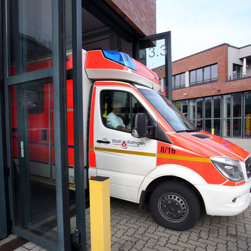 Mieter stand auf der Straße: Einsatz für die 
Feuerwehr auf der Bahnstraße