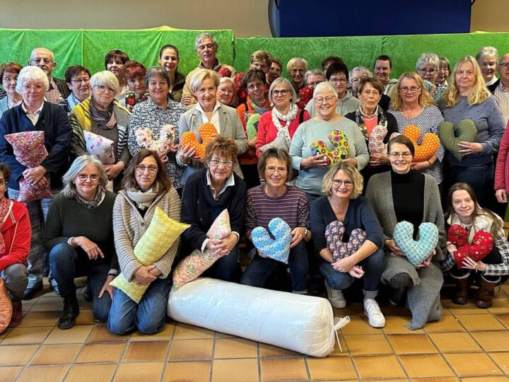 Ehrenamtlicher Einsatz: IG Krebs lädt zum Herzkissen nähen nach Pfalzdorf ein
