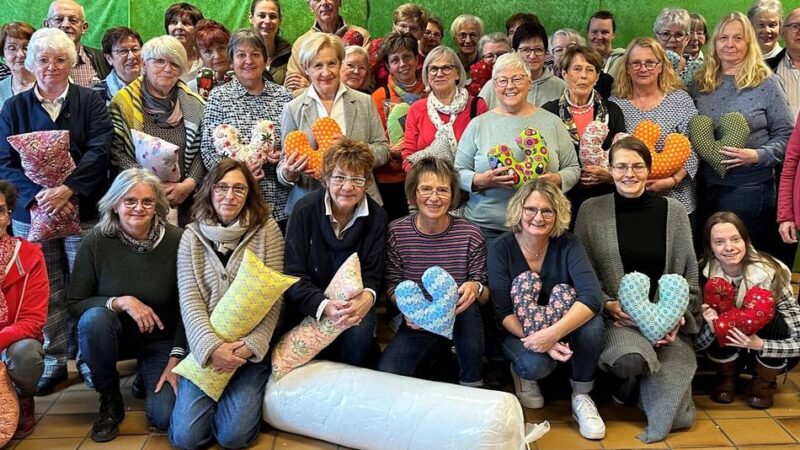 Ehrenamtlicher Einsatz: IG Krebs lädt zum Herzkissen nähen nach Pfalzdorf ein