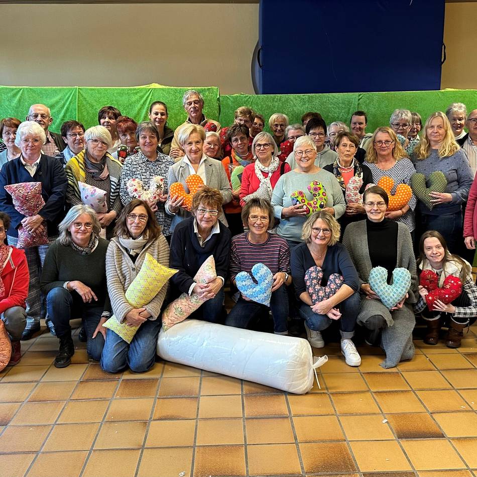 Ehrenamtlicher Einsatz: IG Krebs lädt zum Herzkissen nähen nach Pfalzdorf ein