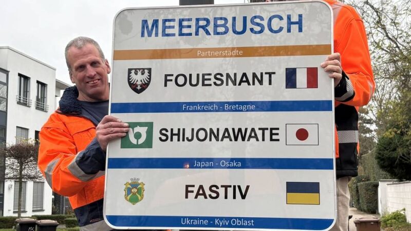 Meerbusch und seine Partnerstadt in der Ukraine: Schilder am Ortseingang informieren über Partnerschaft mit Fastiv