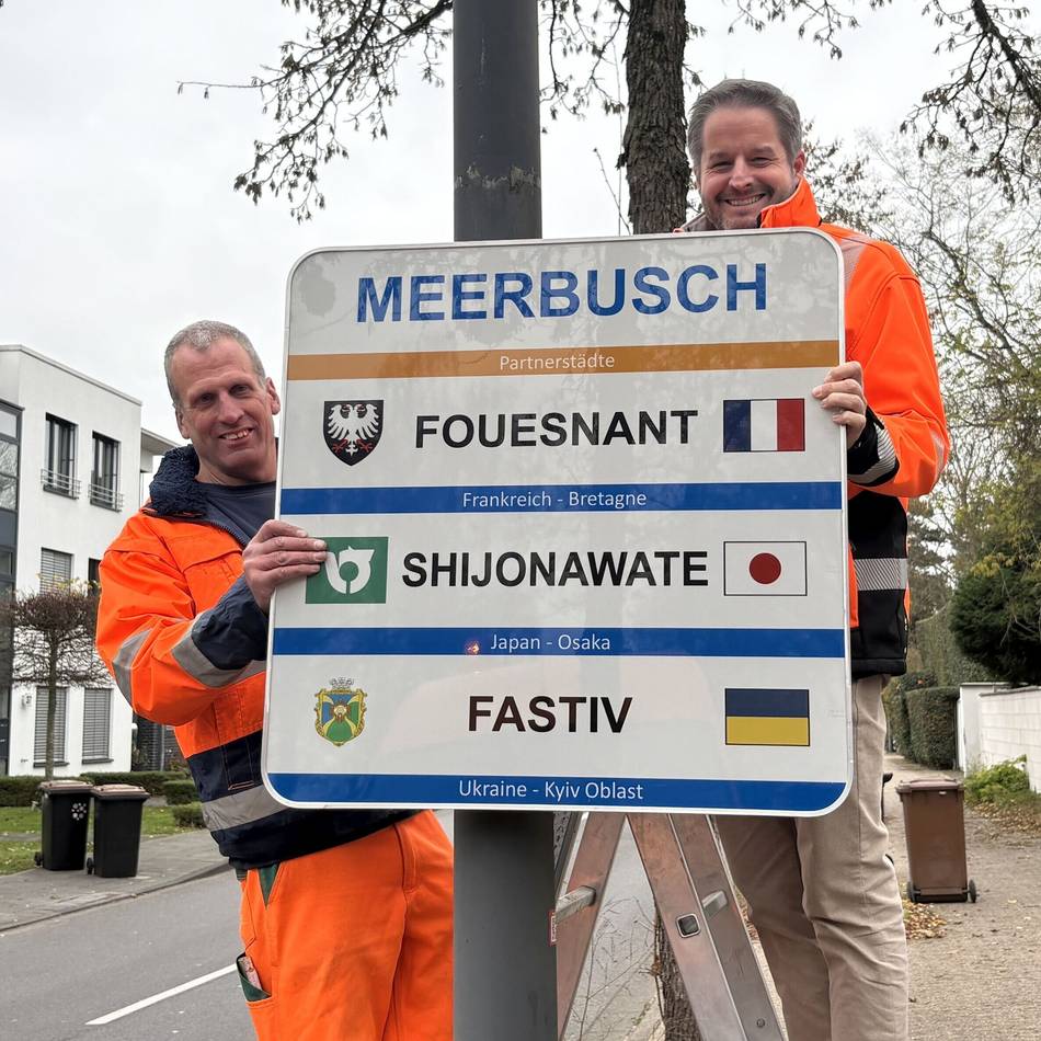 Meerbusch und seine Partnerstadt in der Ukraine: Schilder am Ortseingang informieren über Partnerschaft mit Fastiv