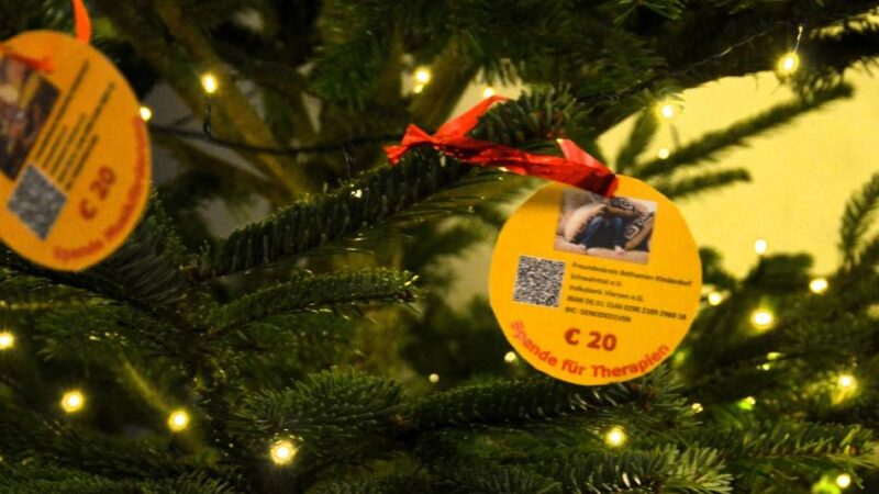Wunschbaum steht im Schwalmtaler Ratshaus: Kindern zu Weihnachten eine Freude machen