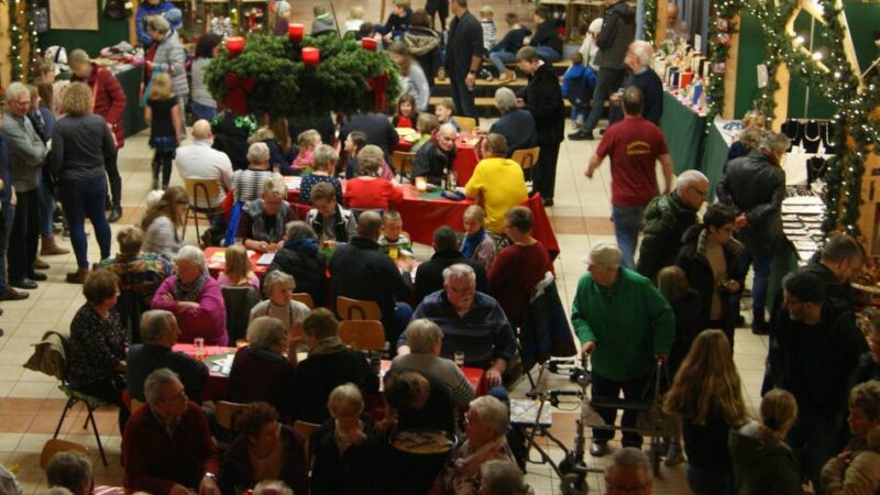 Kinder schmücken Tannenbaum: Griethausen lädt zum 38. Indoor-Weihnachtsmarkt ein