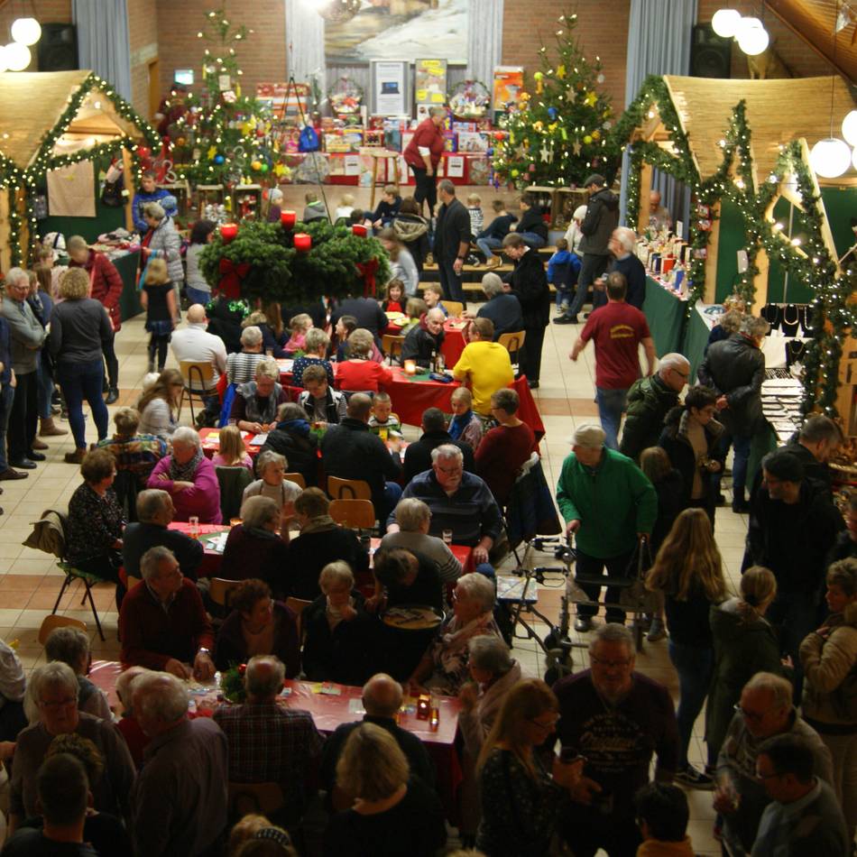 Kinder schmücken Tannenbaum: Griethausen lädt zum 38. Indoor-Weihnachtsmarkt ein