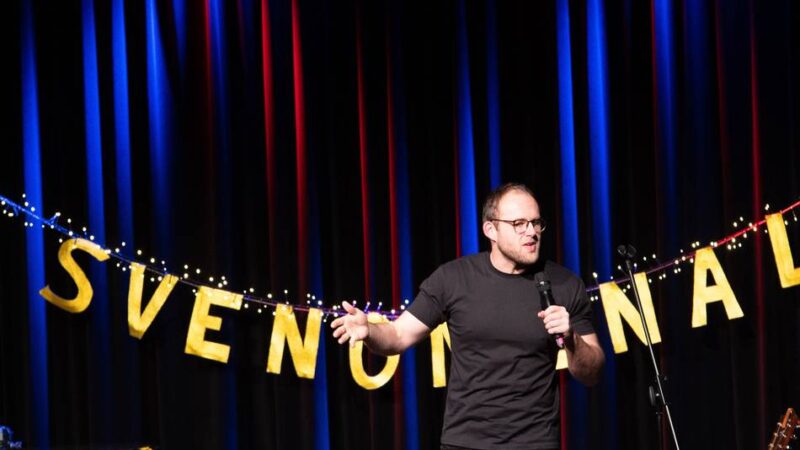 Kabarett im Altern-Einstein-Forum Kaarst: „Feelgood-Comedy“ vom Power-Plauderer Sven Bensmann