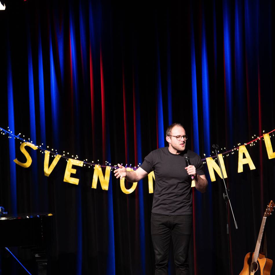 Kabarett im Altern-Einstein-Forum Kaarst: „Feelgood-Comedy“ vom Power-Plauderer Sven Bensmann