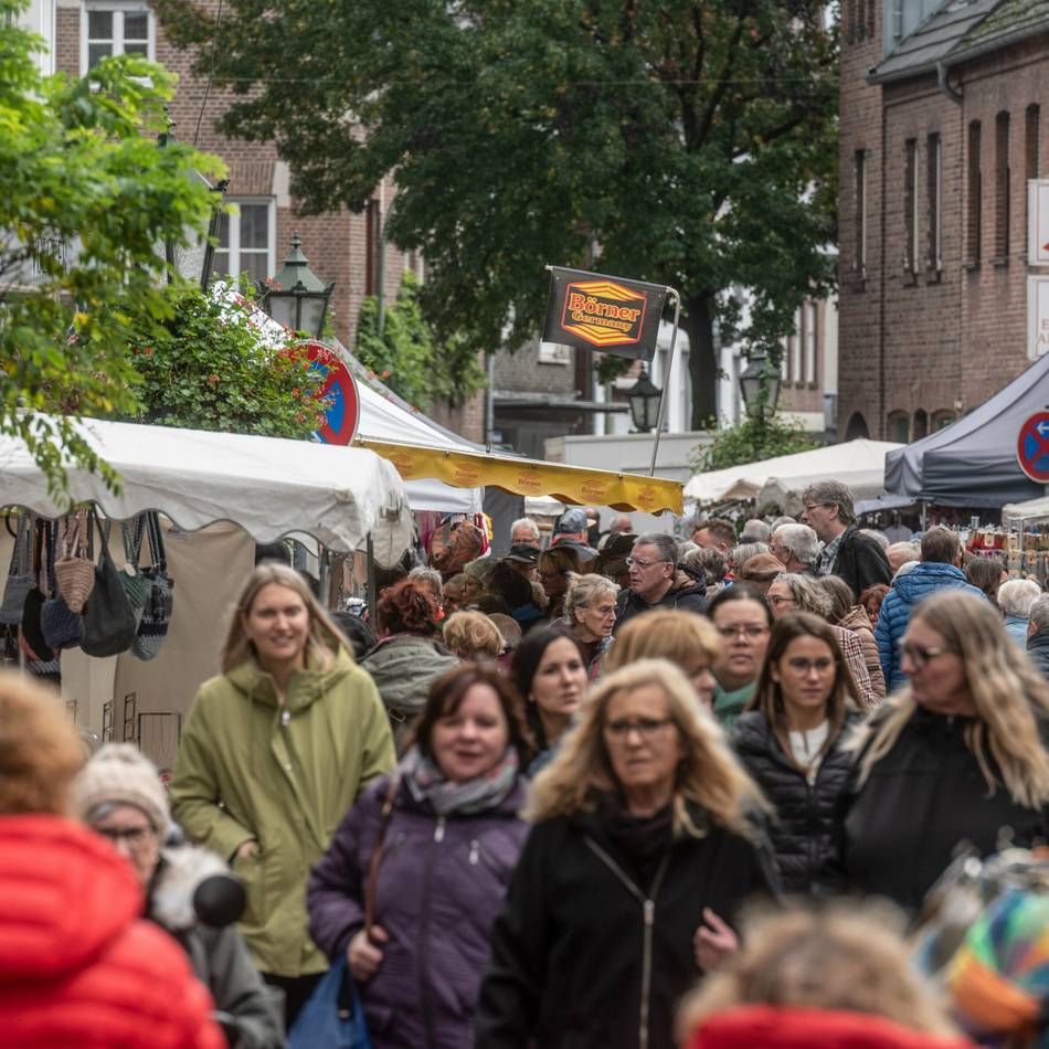 Winterliches Sortiment: Zweiter Gocher Flachsmarkt mit Weihnachtsartikeln
