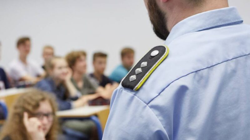 Jugendoffiziere an Schulen im Bergischen Land: Wehrdienst-Debatte steigert Interesse an Bundeswehr-Referenten