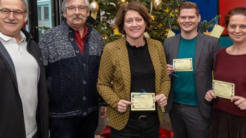 Aktion für Kinder in Grevenbroich: Weihnachtsbaum mit Geschenkewünschen steht jetzt auch im Kreishaus